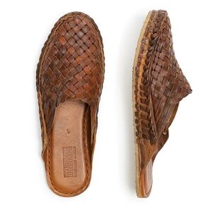 NWOT Mohinders Woven Slide in Walnut